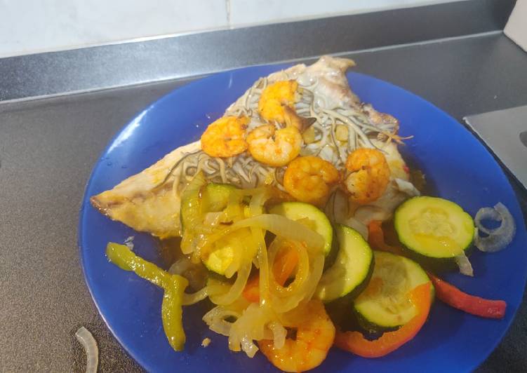 Dorada con gulas y langostinos