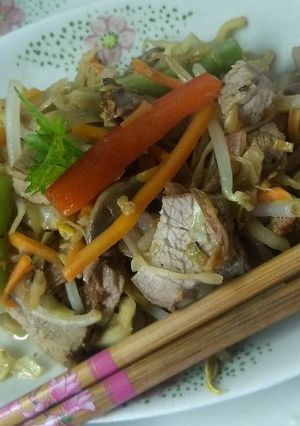 Una foto de Salteado con sobras de asado y vegetales