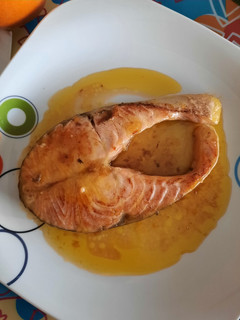 Una foto de Salmón con naranja