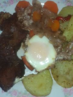 Una foto de Carne al horno con guarnición de papas y huevo