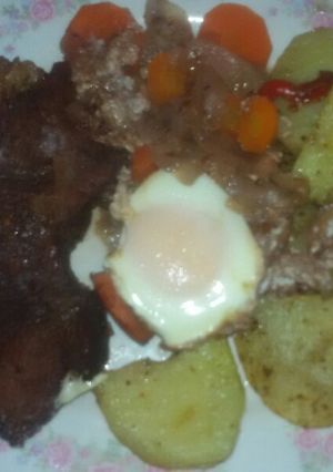 Una foto de Carne al horno con guarnición de papas y huevo