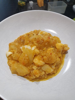 Una foto de Patatas con bacalao y langostinos