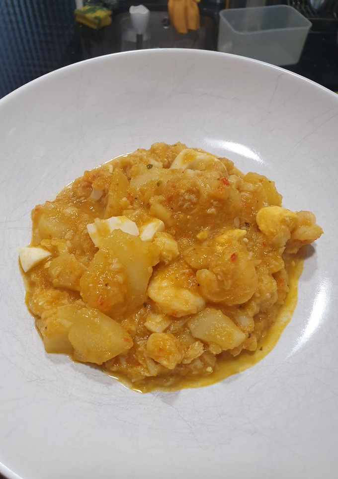 Una foto de Patatas con bacalao y langostinos