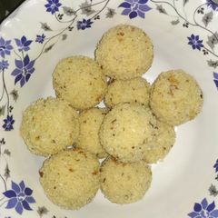 A picture of Sooji laddoo.