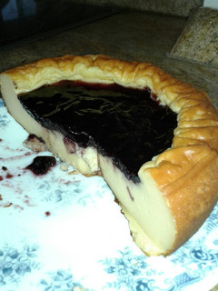 Una foto de Pastel de queso con mermelada de arándanos
