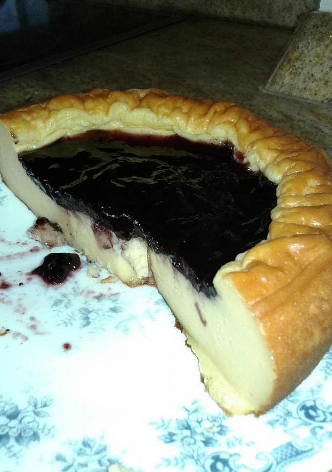 Una foto de Pastel de queso con mermelada de arándanos