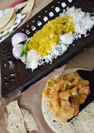 दाल चावल और चोखा (Dal chawal aur chokha recipe in hindi) रेसिपी मुख्य फोटो