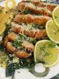 Salmón marinado en naranja, sobre cama de espinacas y patacón