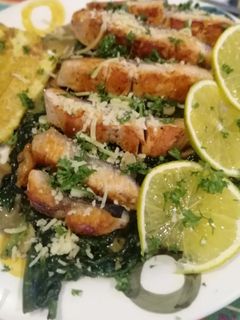 Una foto de Salmón marinado en naranja, sobre cama de espinacas y patacón