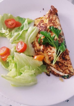 Una foto de Omelette de espinaca, queso, cebolla y tomates cherry