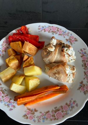 Egyszerű és gyors zöldfűszeres ricottával töltött csirke, sült zöldségekkel recept fotója