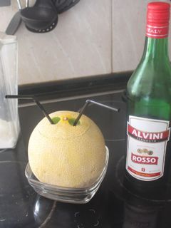 Una foto de Melón de Galia con azúcar y vermut