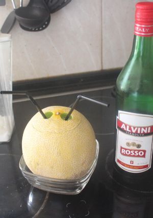 Una foto de Melón de Galia con azúcar y vermut
