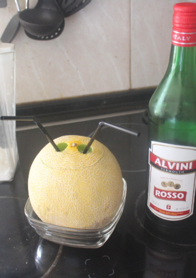 Una foto de Melón de Galia con azúcar y vermut