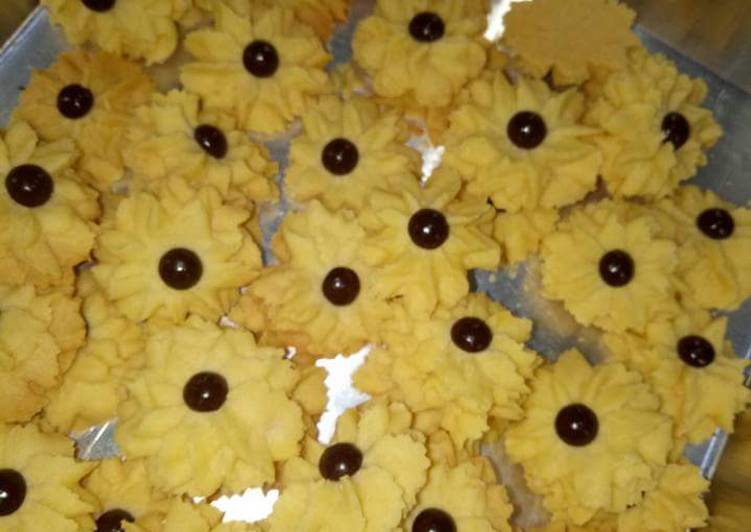 Kue semprit /kue bunga matahari