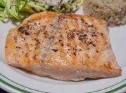 Una foto de salmon al sarten