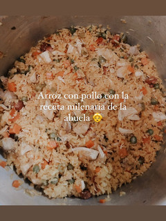 Una foto de Arroz 🍚con pollo de 3 carnes 🤌🏾