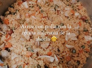 Una foto de Arroz 🍚con pollo de 3 carnes 🤌🏾