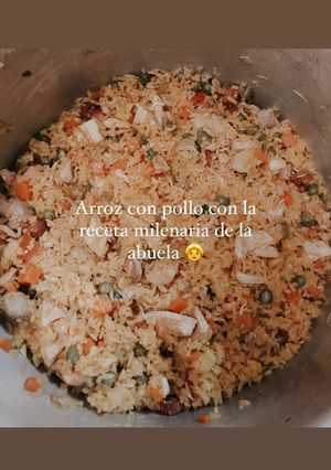 Una foto de Arroz 🍚con pollo de 3 carnes 🤌🏾