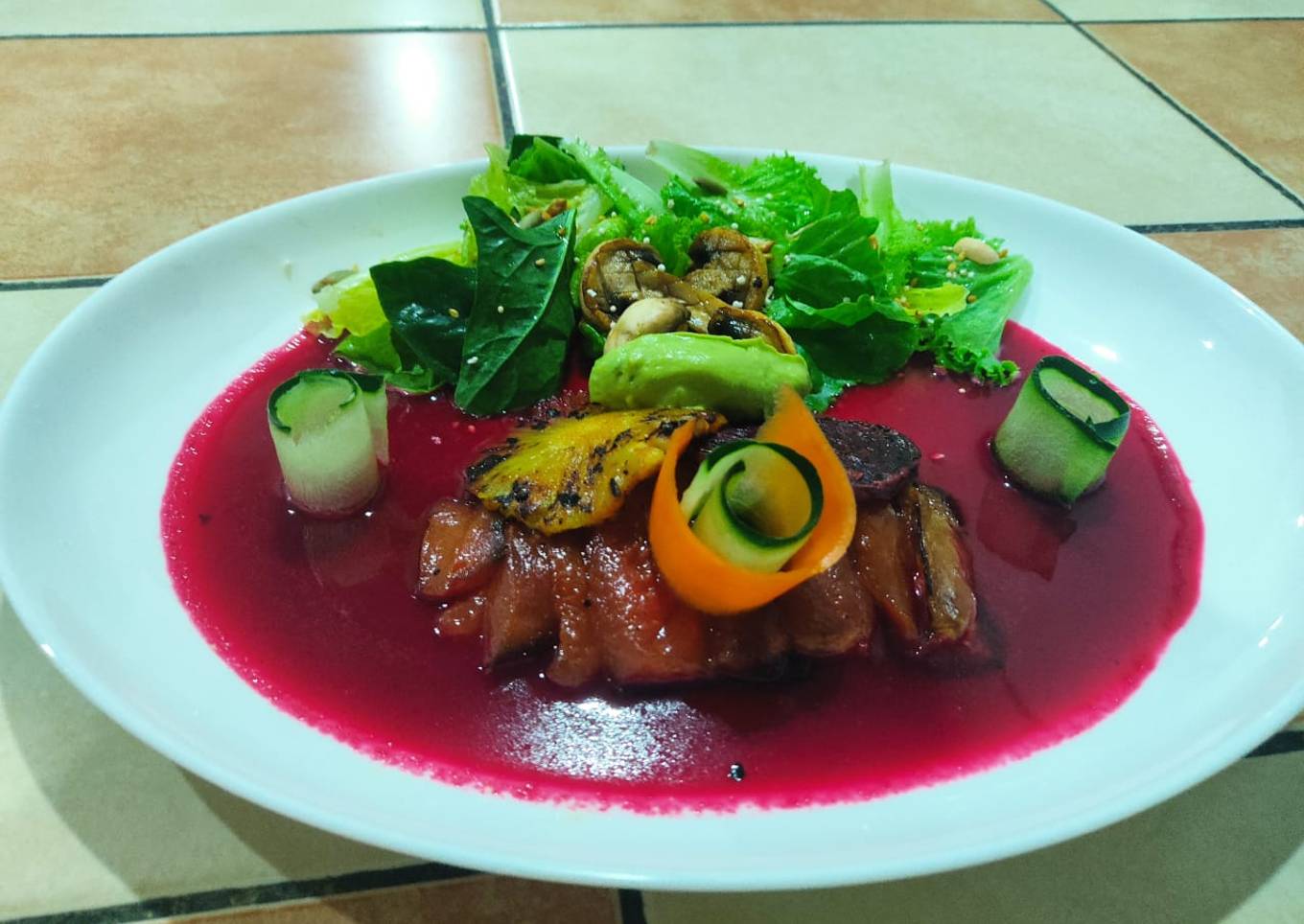 Falso tiradito con salmuera de betabel