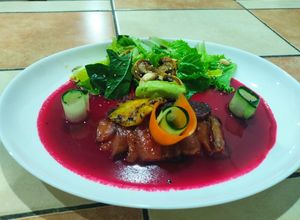 Una foto de Falso tiradito con salmuera de betabel