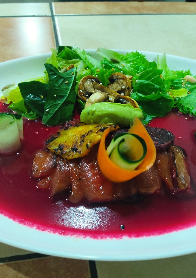 Una foto de Falso tiradito con salmuera de betabel