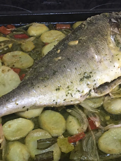 Una foto de Dorada al horno con patatas y verdura