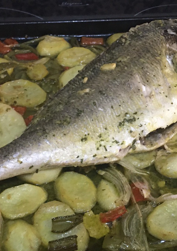 Una foto de Dorada al horno con patatas y verdura