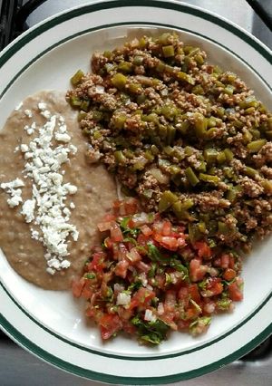 Una foto de Nopales con carne molida