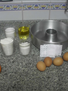 Una foto de Rosco de bizcocho relleno de manzana