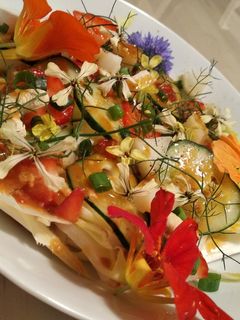 Una foto de Ensalada de endivias, fresas y pepino con flores de temporada