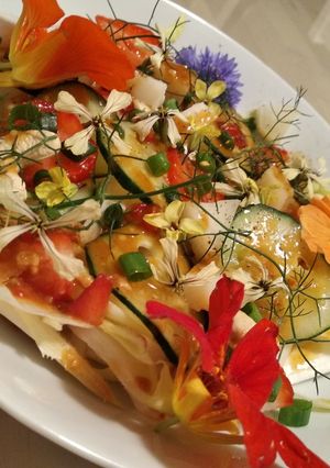 Una foto de Ensalada de endivias, fresas y pepino con flores de temporada