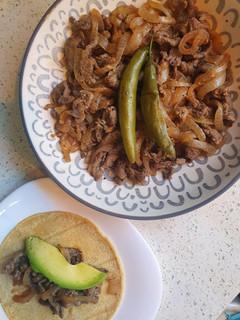 Una foto de Bistec con cebolla y serranos