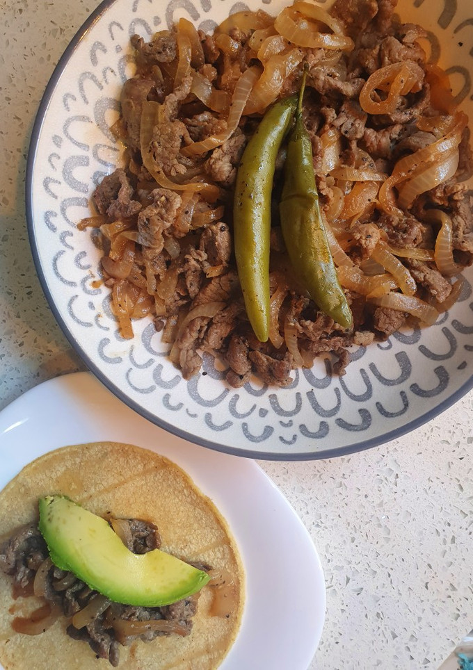 Una foto de Bistec con cebolla y serranos