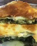 Tarta de espinacas con jamón, queso y huevos estrellados