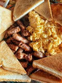 Una foto de Huevos revuelto para el desayuno ☕🥚