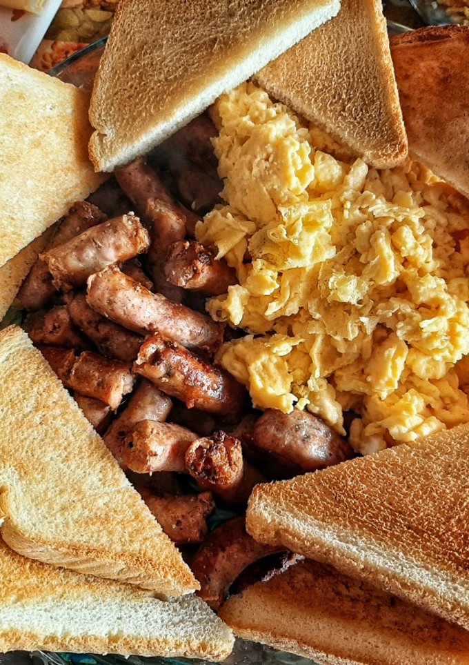 Una foto de Huevos revuelto para el desayuno ☕🥚