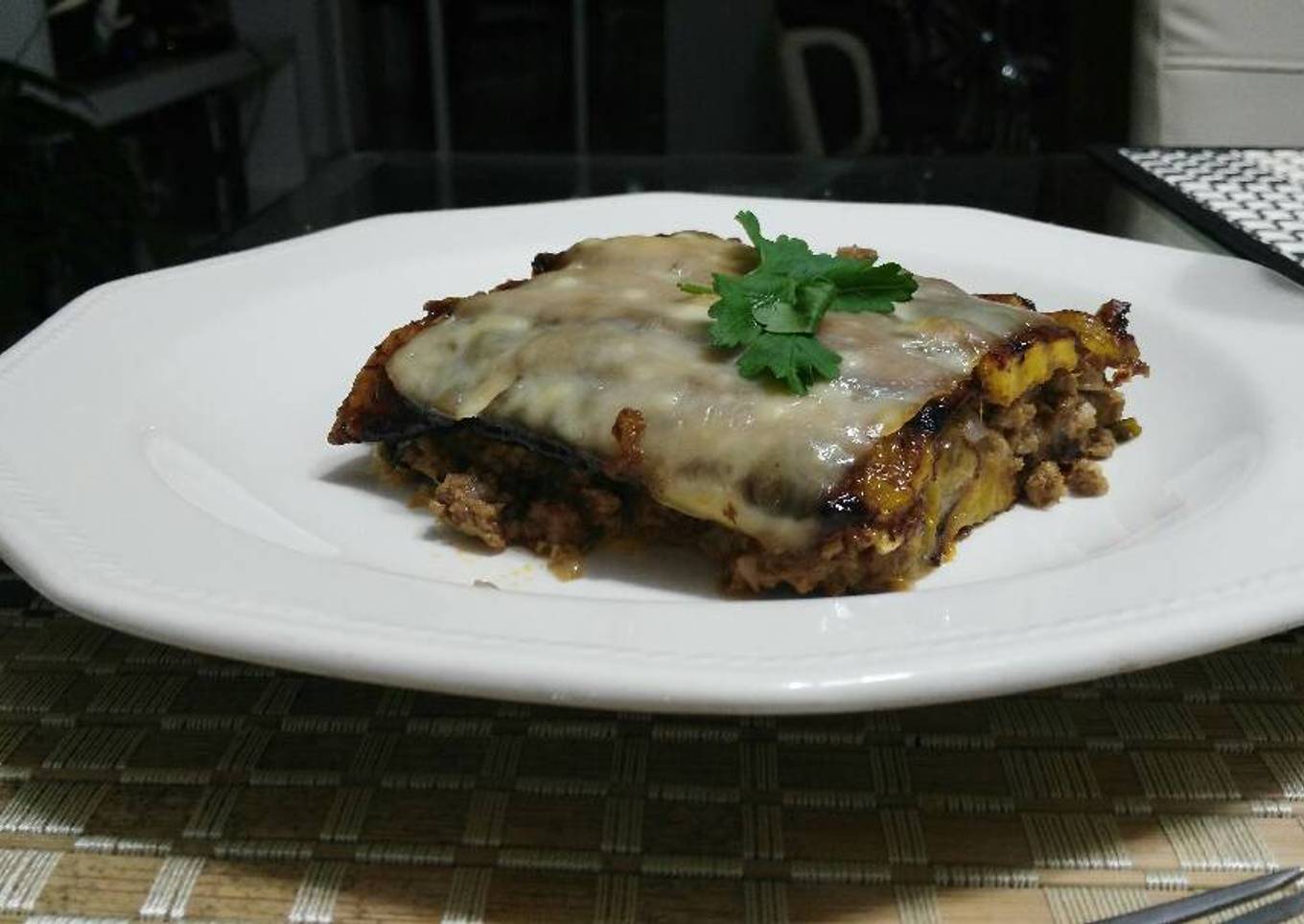 Lasaña de maduro con carne molida y queso mozzarella