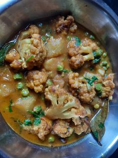 আলু ফুলকপির ডালনা(aloo fulkopir dalna recipe in Bengali) রেসিপির প্রধান ছবি