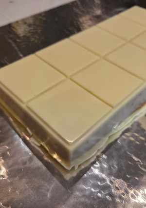 Una foto de Turrón de chocolate blanco relleno de Lotus