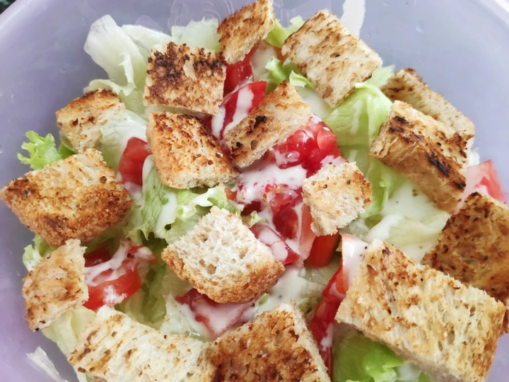 Langkah Gampang Membikin Resep  Caesar Salad Simple dan Ekonomis yang Bikin Ngiler, Bisa Manjain Lidah