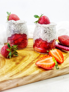 Una foto de Pudding de chía con compota de fresas