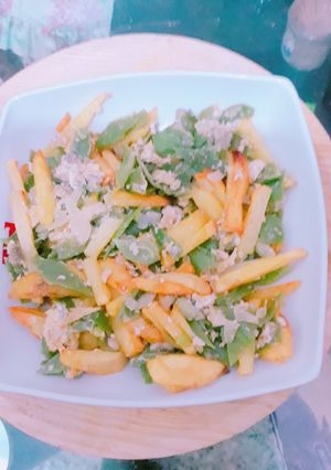 Una foto de Papa frita con vainitas verdes y huevos