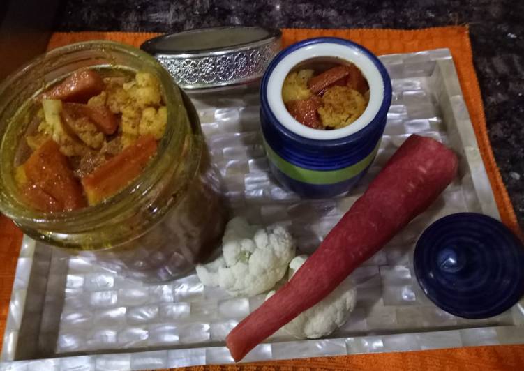 Steps to Make Homemade Carrot and Cauliflower pickle