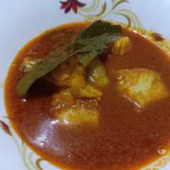 A picture of लिंबूची पाने टाकून ओल्या बोंबीलाचे कालवण / ग्रेव्ही (limbu pane bombil gravy recipe in marathi).
