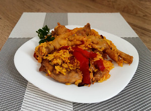 Una foto de Arroz con patas mollejas y cuellos de pollo