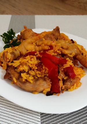 Una foto de Arroz con patas mollejas y cuellos de pollo