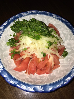 Una foto de Ensalada de tomates a la chilena 🇨🇱