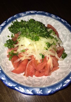 Una foto de Ensalada de tomates a la chilena 🇨🇱
