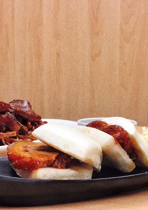 Hình của món Chân giò hầm kẹp bánh bao.